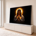 Jesus de olhos fechados e mãos unidas em oração, com halo de luz dourada em fundo preto, quadro decorativo
