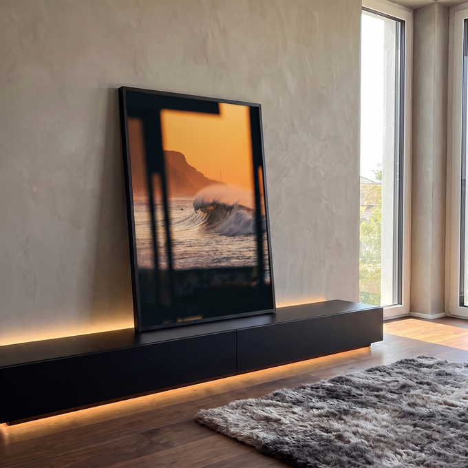 Onda gigante quebrando no mar ao pôr do sol laranja com falésia, vista de janela escura, quadro decorativo