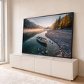 Barco branco em lago cristalino ao amanhecer, montanhas, neblina e árvores douradas, quadro decorativo