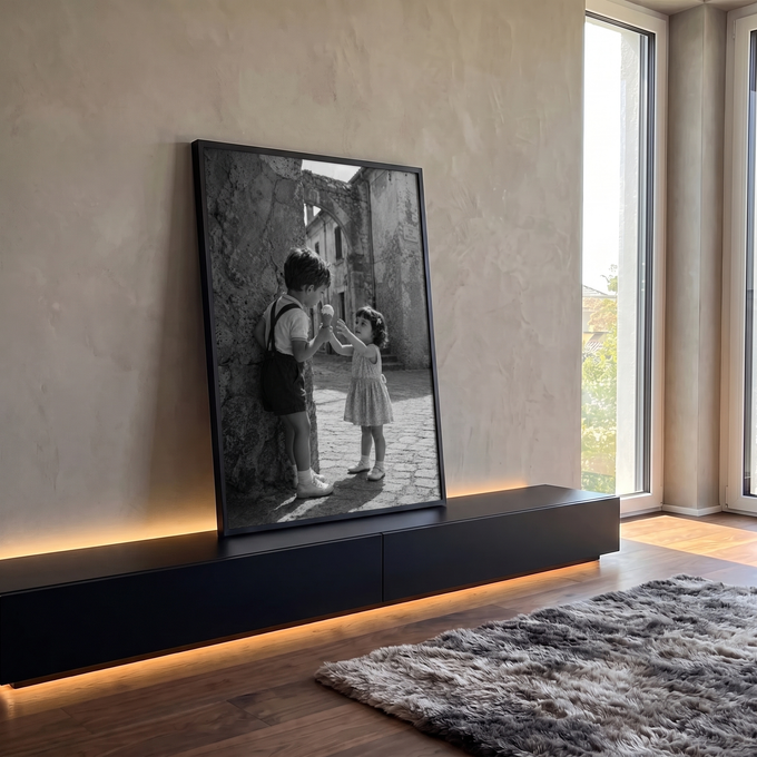 Menino oferece sorvete a menina em ruela de pedra com arco antigo, foto preto e branco, quadro decorativo