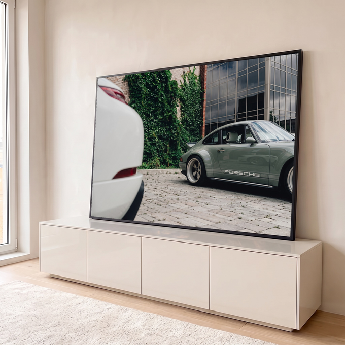 Porsche 911 clássico verde-sálvia com rodas vintage diante de parede com hera e prédio de vidro, quadro decorativo