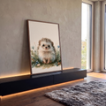 Filhote de ouriço em aquarela entre flores azuis e folhagens sobre fundo bege, quadro decorativo