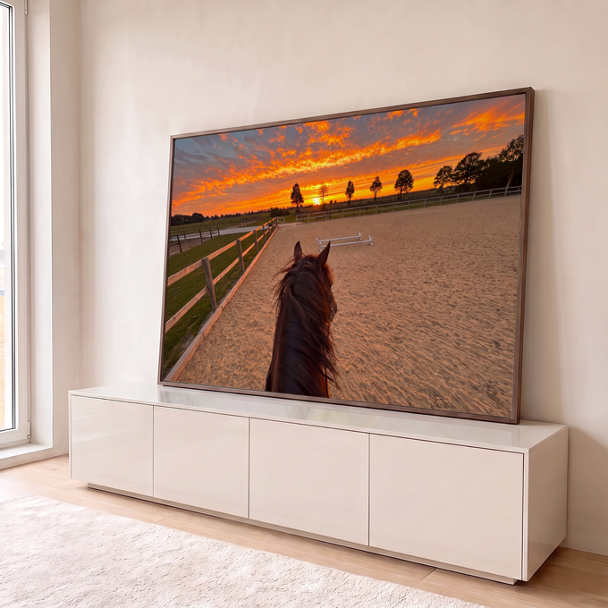 Quadro Decorativo Grande Cavalo Observando para Sala Laranja | quadros decorativos para sala | cavalo visto de costas observando pôr do sol laranja intenso em picadeiro | em Quadros para Sala | Porao dos Quadros
