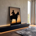 Silhueta de peão de chapéu montado a cavalo contra céu laranja de pôr do sol, quadro decorativo