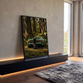 Pantera negra sentada atrás de carro esportivo verde em floresta de sequoias, quadro decorativo