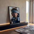 Quadro Decorativo Menino Indígena com Pintura Facial e Penas | quadros decorativos para sala | menino indígena com testeira azul, penas e pintura facial branca em retrato realista | em Quadros para Sala | Porao dos Quadros