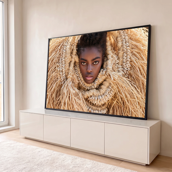 Quadro Decorativo Grande Retrato Tribal para Sala Bege | quadros decorativos para sala | retrato de mulher envolta em capuz de fibras secas e colar de búzios brancos | em Quadros para Sala | Porao dos Quadros