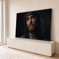 Jesus Cristo com coroa de espinhos e rosto ferido olhando para cima em fundo escuro, quadro decorativo