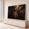 Jesus Cristo de manto marrom orando de mãos unidas sob raios de luz entre nuvens escuras, quadro decorativo