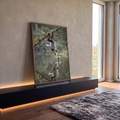Macaco langur pendurado em galho tocando flor rosa sobre lago com reflexo na água, quadro decorativo