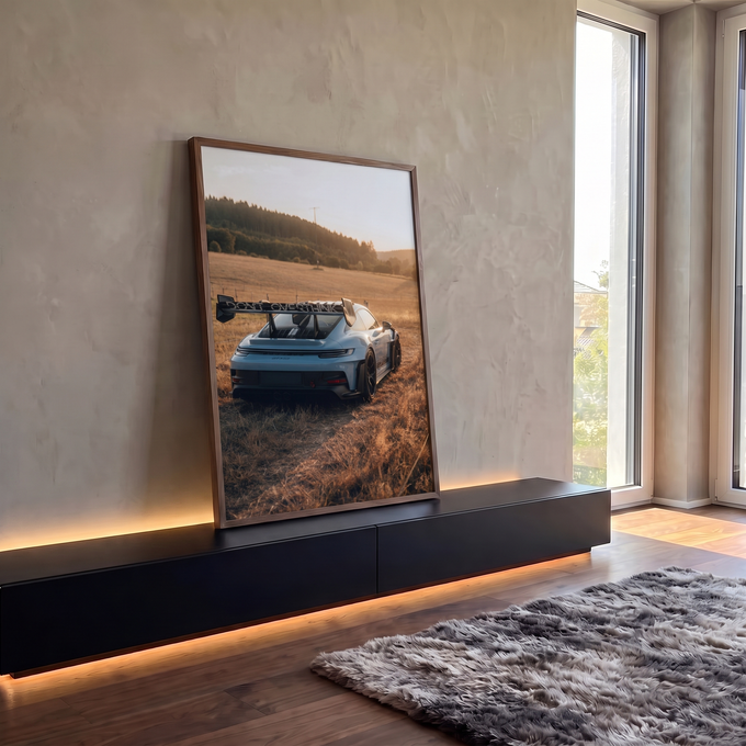 Porsche 911 GT3 RS azul-acinzentado de traseira em campo dourado ao pôr do sol, quadro decorativo