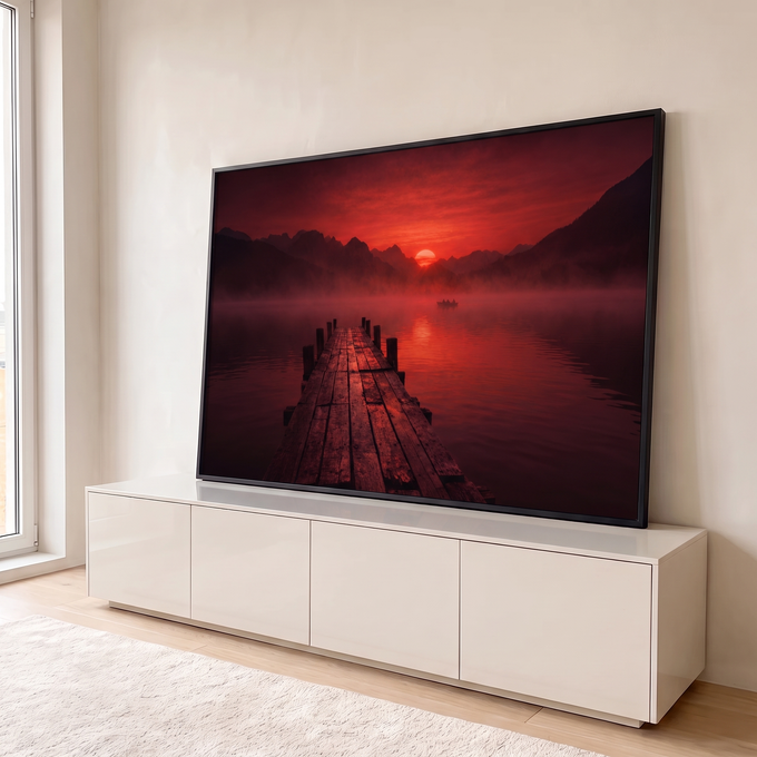 Quadro Decorativo Grande Deque de Madeira para Sala Vermelho | quadros decorativos para sala | deque de madeira sobre lago com pôr do sol vermelho entre montanhas e névoa | em Quadros para Sala | Porao dos Quadros