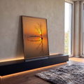 Árvore seca e aves em galho curvo refletidos no lago ao pôr do sol laranja, quadro decorativo