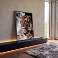 Tigre de olhos âmbar envolto em fumaça branca sobre fundo escuro, fotografia artística, quadro decorativo