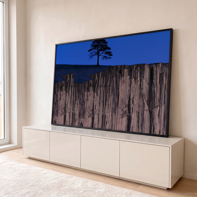 Quadro Decorativo Grande Pinheiro Solitário para Sala Azul | quadros decorativos para sala | pinheiro em silhueta sobre penhasco rochoso ao entardecer com céu azul | em Quadros para Sala | Porao dos Quadros