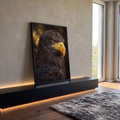 Pintura a óleo de águia em perfil, penas marrons, bico amarelo e fundo dourado, quadro decorativo