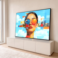 Retrato de mulher com óculos espelhados refletindo o mar em colagem urbana com céu azul, quadro decorativo