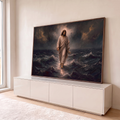 Jesus de túnica clara caminhando sobre ondas revoltas sob céu tempestuoso, pintura a óleo, quadro decorativo