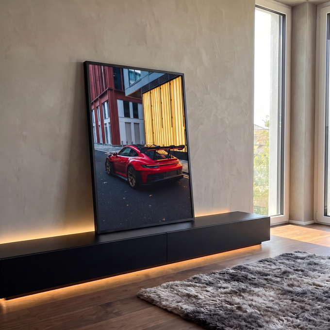 Porsche GT3 RS vermelho visto de trás em rua da cidade com fachada dourada iluminada, quadro decorativo