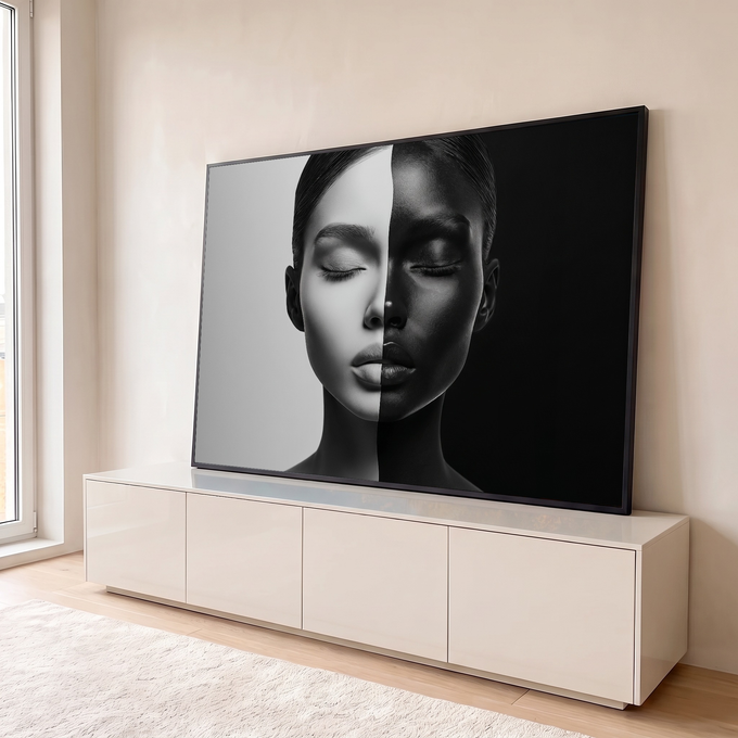 Rosto de mulher de olhos fechados dividido em metade clara e metade escura, fundo preto e branco, quadro decorativo
