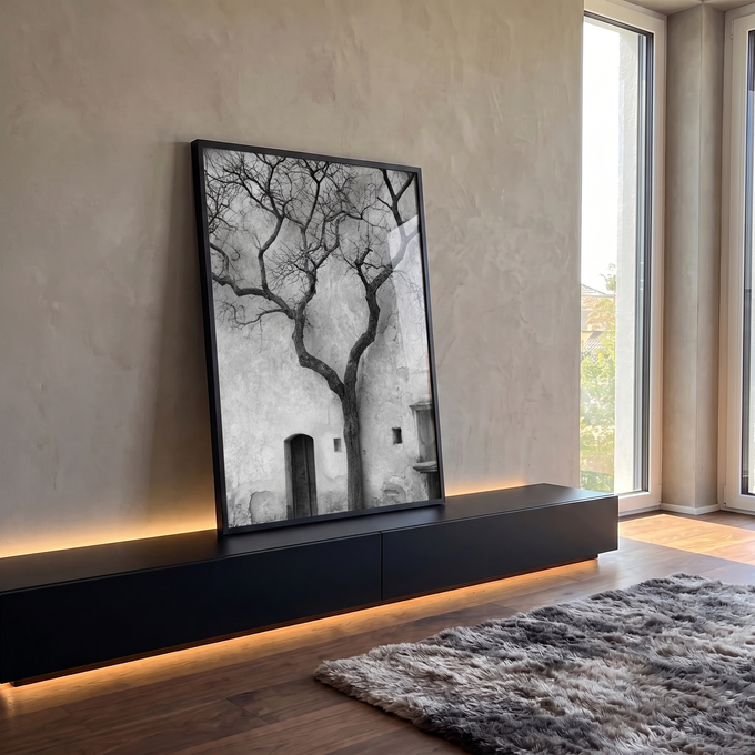 Árvore seca retorcida em preto e branco diante de parede antiga com porta em arco, quadro decorativo