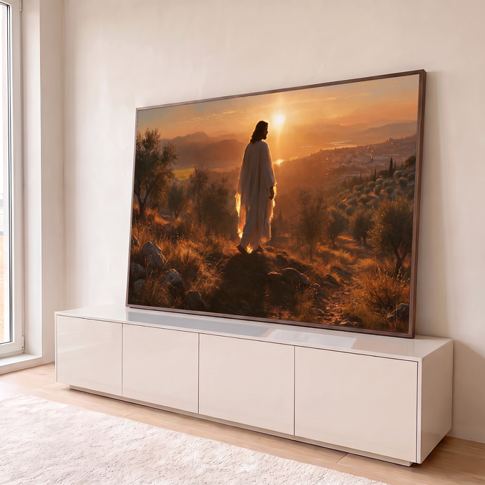 Jesus de manto branco numa colina com oliveiras e cidade ao fundo sob o pôr do sol, quadro decorativo