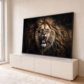 Leão feroz rugindo de frente com juba volumosa marrom e dourada sobre fundo escuro, quadro decorativo