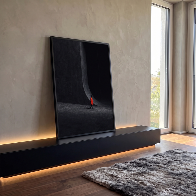 Figura de capa vermelha caminhando junto a parede curva de concreto em ambiente escuro, quadro decorativo