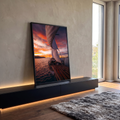 Barco à vela com velas brancas e convés de madeira navegando no mar ao pôr do sol laranja, quadro decorativo