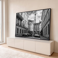 Quadro Decorativo Grande Rua de Paris para Sala Preto | quadros decorativos para sala | rua parisiense em preto e branco com carros clássicos e Torre Eiffel ao fundo | em Quadros para Sala | Porao dos Quadros