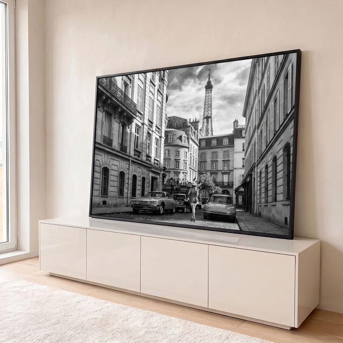 Quadro Decorativo Grande Rua de Paris para Sala Preto | quadros decorativos para sala | rua parisiense em preto e branco com carros clássicos e Torre Eiffel ao fundo | em Quadros para Sala | Porao dos Quadros