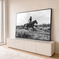 Cowgirl de chapéu cavalgando a galope no deserto, fotografia em preto e branco, quadro decorativo