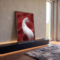 Cavalo branco de costas olhando para o lado em campo vermelho infravermelho, quadro decorativo
