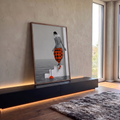 Arlequim em xadrez preto e branco e calça laranja descendo escada branca sobre o mar, quadro decorativo