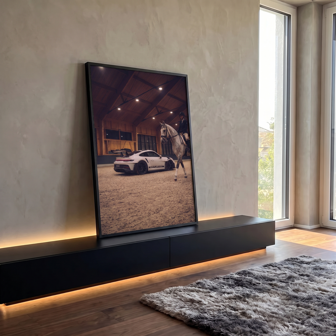 Porsche GT3 RS branco e amazona em cavalo tordilho em picadeiro coberto de madeira, quadro decorativo