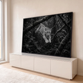 Quadro Decorativo Grande Leopardo Saltando para Sala Preto | quadros decorativos para sala | leopardo saltando de um galho na chuva, em preto e branco | em Quadros para Sala | Porao dos Quadros