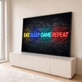 Frase neon Eat Sleep Game Repeat em amarelo, azul, ciano e vermelho sobre parede de tijolos, quadro decorativo