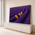 Quadro Decorativo Grande Colheita de Lavanda para Sala Roxo | quadros decorativos para sala | campo de lavanda roxa com colhedores de capa amarela e chapéu cônico | em Quadros para Sala | Porao dos Quadros