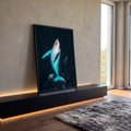 Baleia jubarte vista do alto com golfinho ao lado em mar azul escuro e água turquesa, quadro decorativo