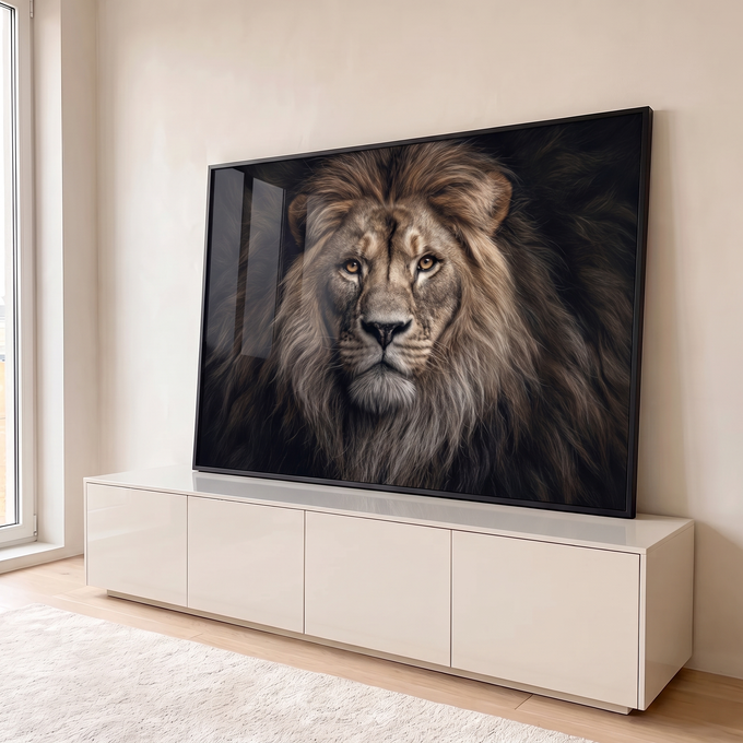 Quadro Decorativo Grande Leão Olhar Intenso para Sala Preto | quadros decorativos para sala | retrato de leão com juba dourada e olhos âmbar sobre fundo preto | em Quadros para Sala | Porao dos Quadros