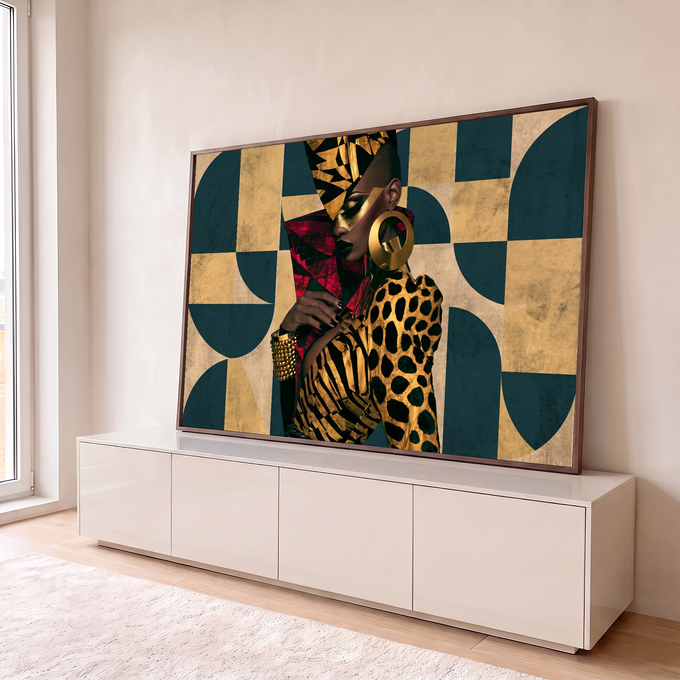 Mulher negra de perfil com turbante geométrico dourado, brinco de argola e estampa onça, quadro decorativo