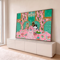 Quadro Decorativo Grande Gatos no Chá da Tarde para Sala | quadros decorativos para sala | gatos fofos sentados numa mesa de chá rosa com doces e lustre de cristal | em Quadros para Sala | Porao dos Quadros