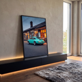 Porsche 911 clássico verde menta estacionado diante de estação de tijolos ao entardecer, quadro decorativo