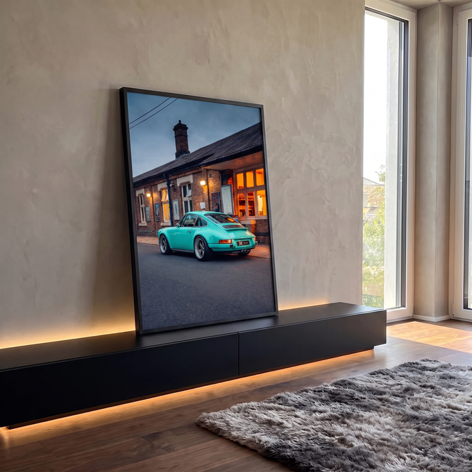 Porsche 911 clássico verde menta estacionado diante de estação de tijolos ao entardecer, quadro decorativo