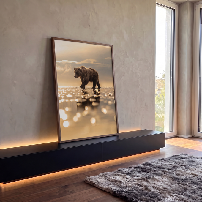Quadro Decorativo Grande Urso Pardo para Sala Dourado | quadros decorativos para sala | urso pardo caminhando em praia molhada com reflexo dourado do pôr do sol | em Quadros para Sala | Porao dos Quadros