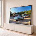 Porsche 911 clássico azul-claro em pátio de pedra com esportivos e árvores, efeito óleo, quadro decorativo