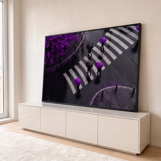 Quadro Decorativo Grande Guarda-Chuvas Roxos para Sala Roxo | quadros decorativos para sala | vista aérea de pessoas com guarda-chuvas roxos e pretos atravessando faixa de pedestre entre árvores floridas | em Quadros para Sala | Porao dos Quadros