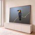 Tucano preto de garganta amarela pousado em galho seco sobre fundo cinza-azulado, quadro decorativo