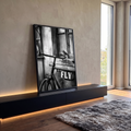 Pássaro pousado no guidão de bicicleta antiga com placa Fly em foto preto e branco, quadro decorativo
