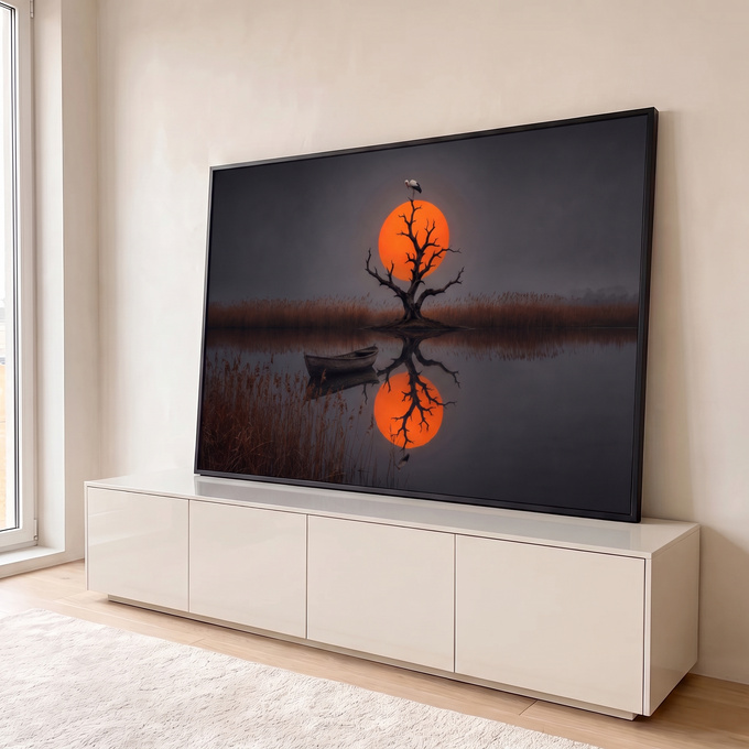 Árvore seca com cegonha diante de sol laranja, barco e reflexo no lago entre juncos, quadro decorativo